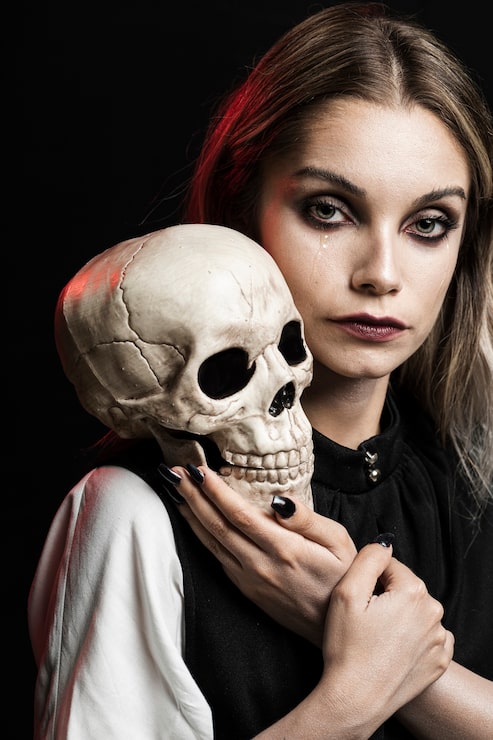 Bezpłatny plik Zdjęcie blondynki kobieta z czaszką na ramieniu