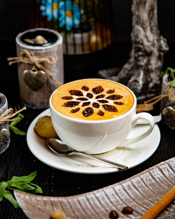 Bezpłatny plik Zdjęcie filiżanka cappuccino z kwiatową dekoracją kakao.