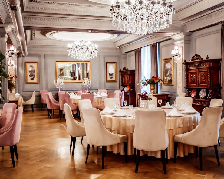 Bezpłatny plik Zdjęcie klasyczna luksusowa restauracja ze stołami i krzesłami