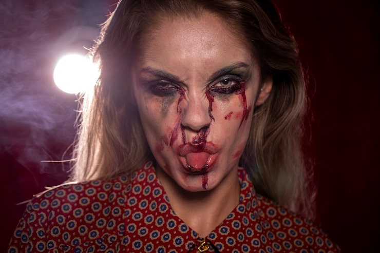 Bezpłatny plik Zdjęcie kobieta z halloween joker makijaż wystaje jej język