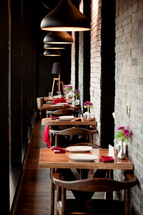 Bezpłatny plik Zdjęcie korytarz restauracji z małymi stołami dla dwóch osób