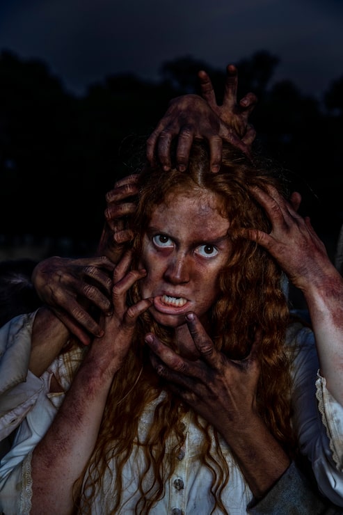 Bezpłatny plik Zdjęcie przerażająca kobieta zombie na zewnątrz