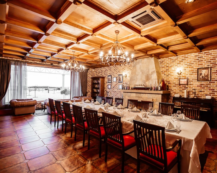 Bezpłatny plik Zdjęcie restauracja prywatny pokój ze stołem dla 14 osób, drewniany sufit, ceglane ściany i kominek
