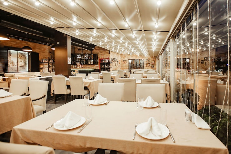 Bezpłatny plik Zdjęcie sala restauracyjna z dużą ilością stolików