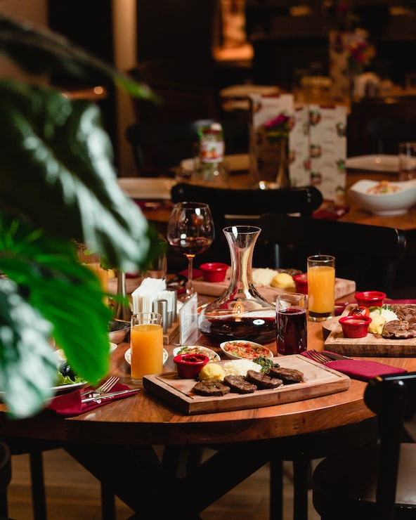 Bezpłatny plik Zdjęcie stół obiadowy z jedzeniem i napojami bezalkoholowymi w restauracji.