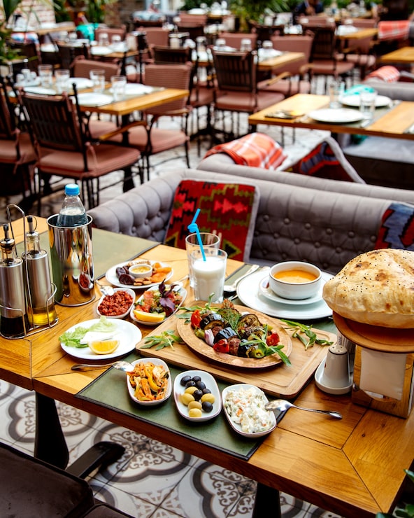 Bezpłatny plik Zdjęcie zdrowy obiad na stole w restauracji