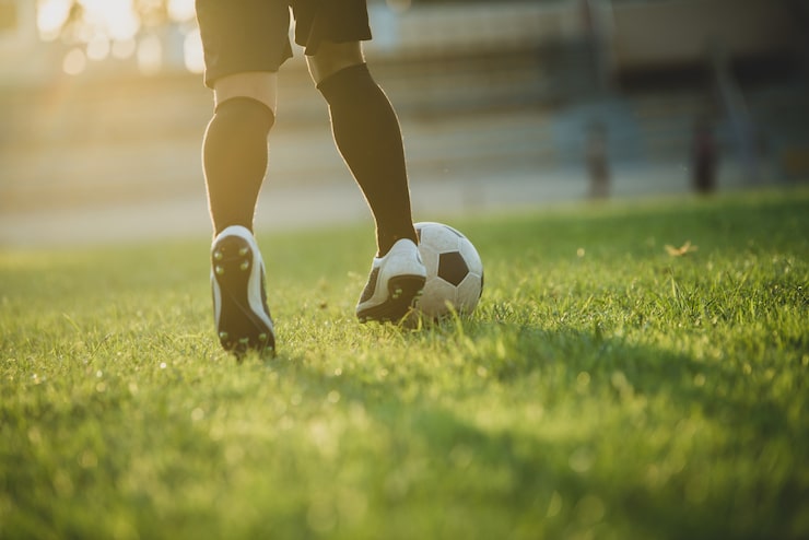 Foto gratuito acción de los jugadores de fútbol en el estadio