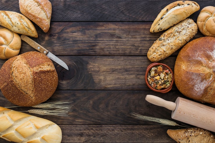 Foto gratuito acogedor conjunto con panadería y frutas secas