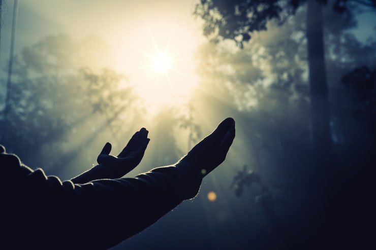 Foto gratuito adolescente con la oración en la naturaleza soleada.