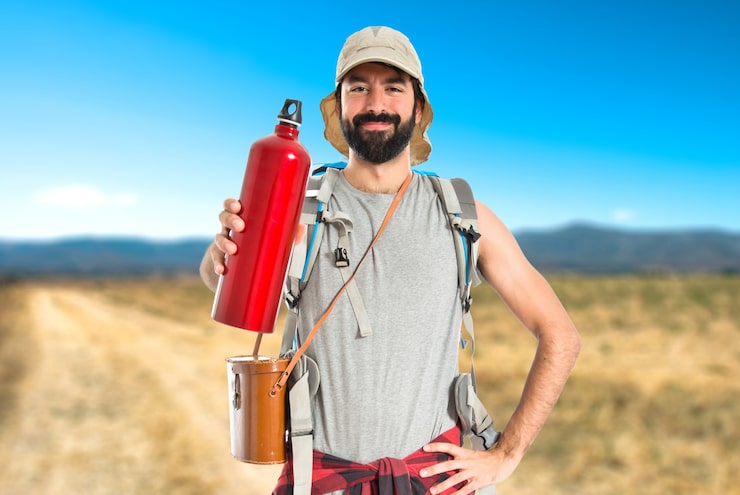 Foto gratuito agua potable para mochileros sobre fondo blanco