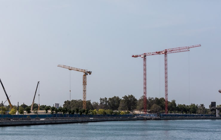 Photo Gratis aktivitas konstruksi di pusat kota dubai di dubai, uea. dubai adalah kota dan emirat terpadat di uni emirat arab