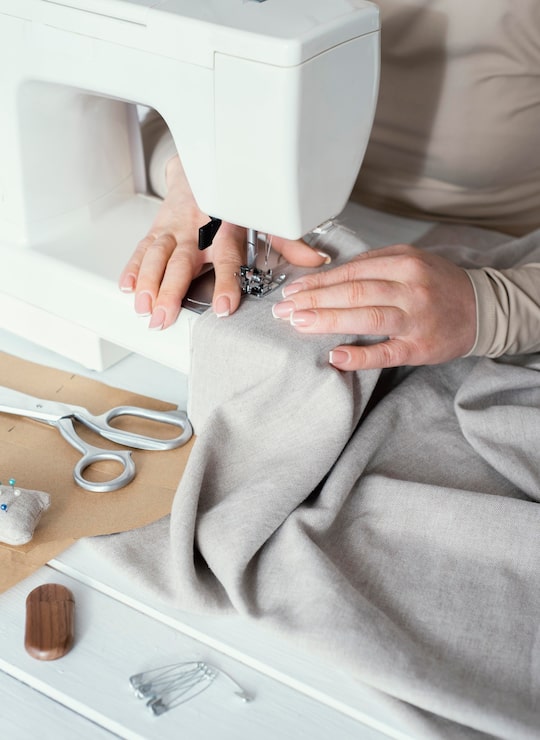 Foto gratuito alto ángulo de costurera con máquina de coser