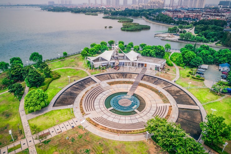 Photo Gratis alun-alun kosong dan danau di taman kota