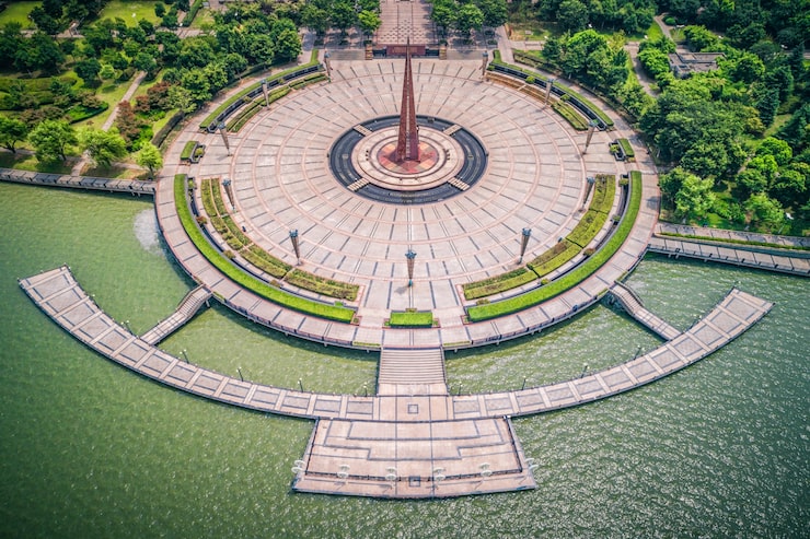 Photo Gratis alun-alun kosong dan danau di taman kota