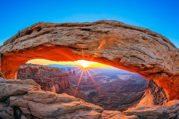 Foto gratuito amanecer en mesa arch en el parque nacional canyonlands, cerca de moab, utah, ee.