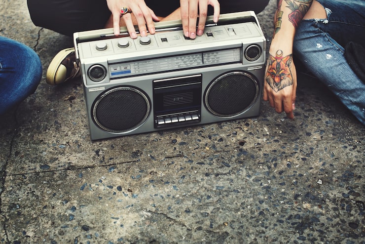 Foto gratuito amigos escuchando musica