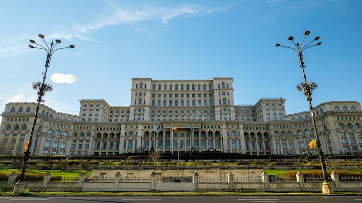Foto gratuito amplia vista del palacio del parlamento en bucarest rumania