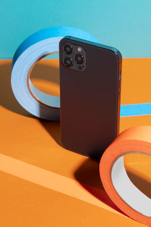 Foto gratuito ángulo alto del teléfono inteligente con cinta adhesiva