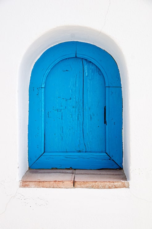 Foto gratuito una antigua ventana de madera azul