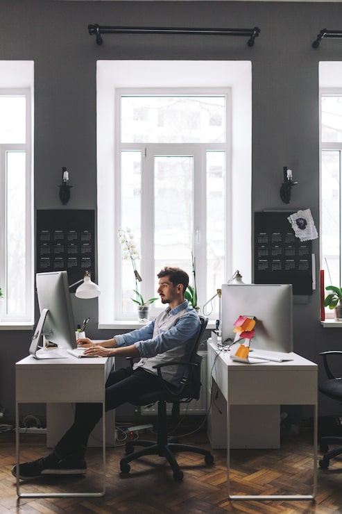 Foto gratuito un apuesto hombre de negocios trabajando en una oficina.