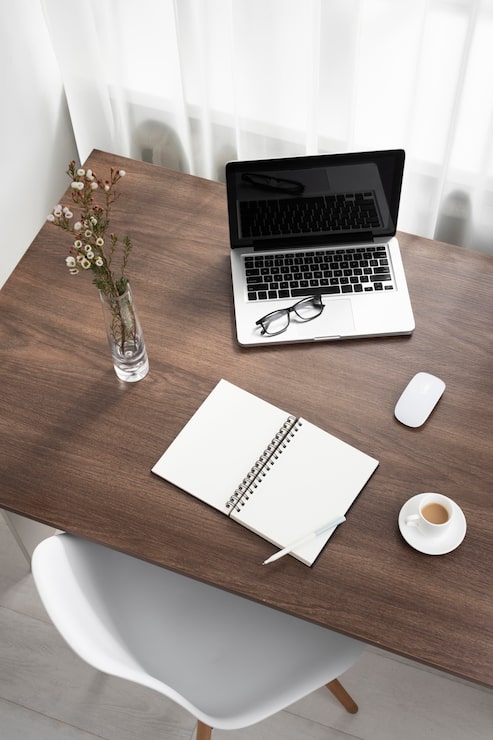 Foto gratuito arreglo de escritorio de negocios de alto ángulo con laptop