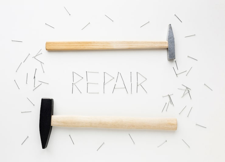 Foto gratuito arreglo de martillos y reparación de palabras escritas con clavos