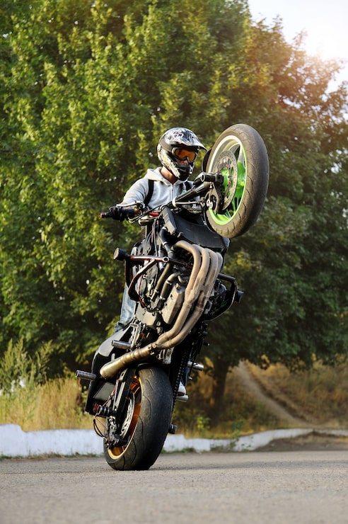 Foto gratuito artista de acrobacias haciendo trucos de motocicleta