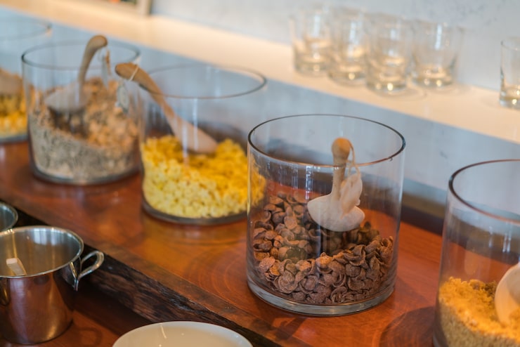 Foto gratuito la avena para el desayuno cuencos rodaron merienda