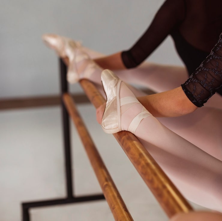 Photo Gratis balerina profesional berlatih sambil mengenakan sepatu pointe