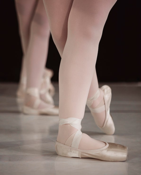 Photo Gratis balerina profesional mengenakan sepatu pointe