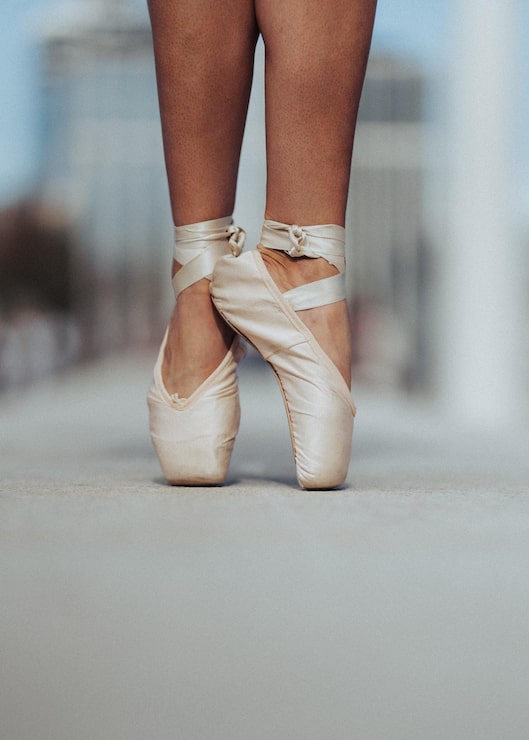 Photo Gratis ballerina menari dengan sepatu pointe