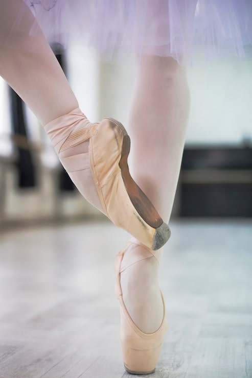 Photo Gratis ballerina terpotong berdiri berjinjit