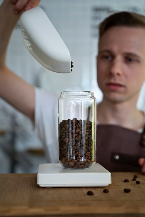 Foto gratuito barista preparando bebida