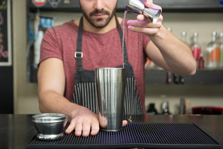Foto gratuito bartender haciendo cócteles en la barra de bar