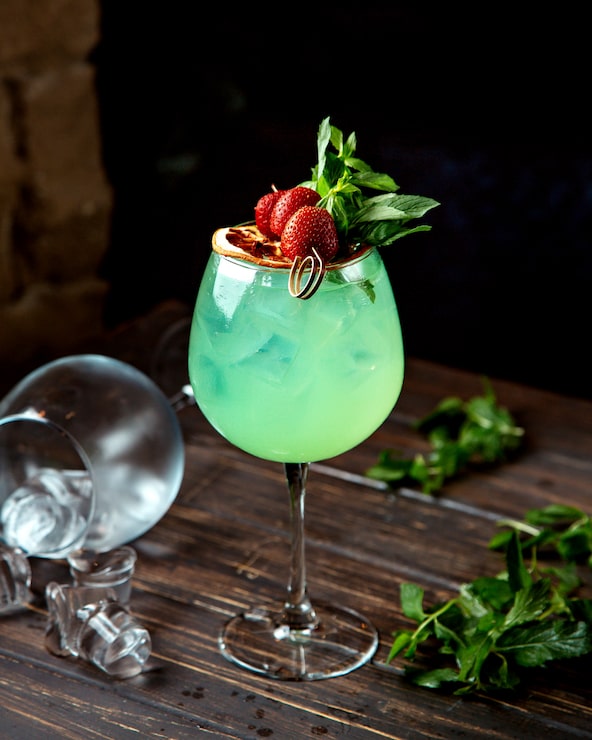 Foto gratuito bebida fría con hielo y rodajas de fresas y menta.