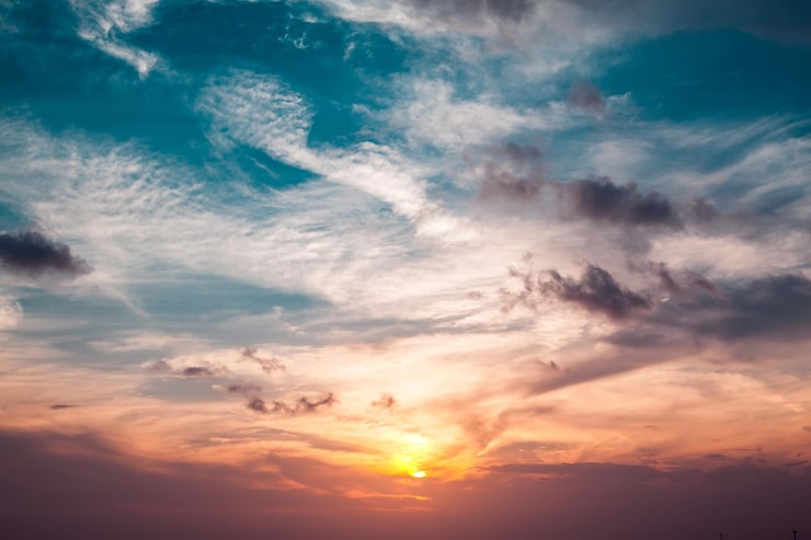 Foto gratuito bella vista del cielo al atardecer en la playa