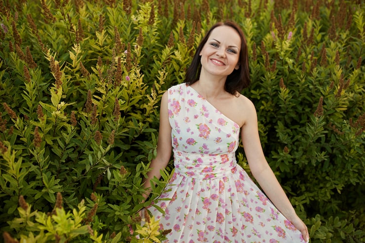 Foto gratuito belleza mujer romántica al aire libre