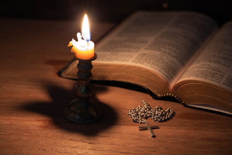 Foto gratuito biblia, cruz de madera y velas