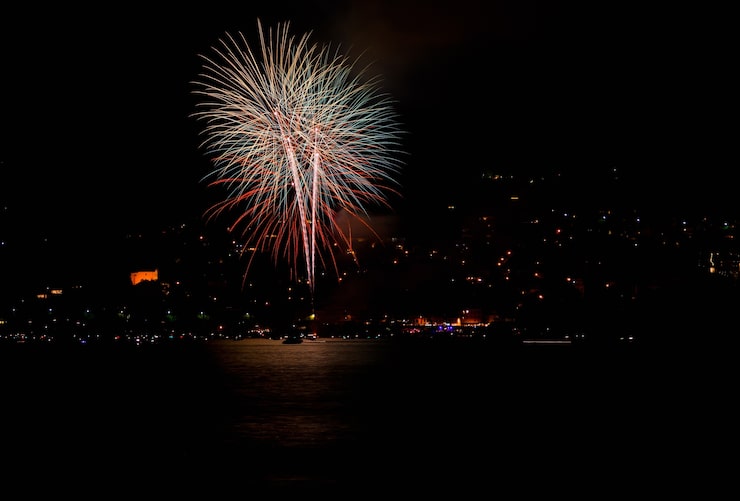 Photo Gratis bidikan indah kembang api merah di atas danau di swiss pada malam hari