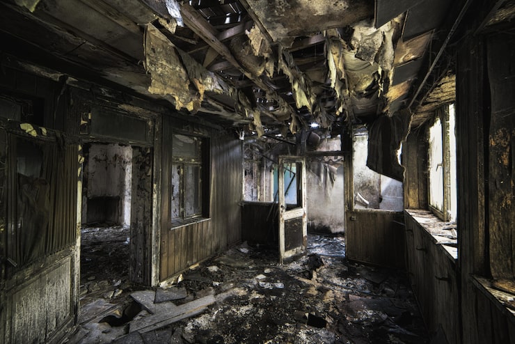 Photo Gratis bidikan interior bangunan yang ditinggalkan dan hancur dengan dinding yang terbakar dan pintu yang usang