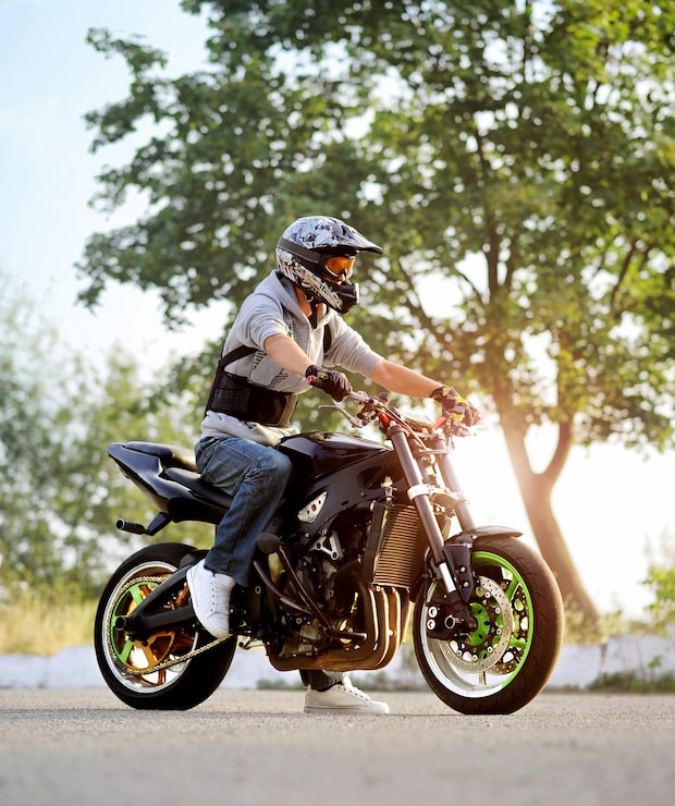 Foto gratuito biker posando con moto deportiva