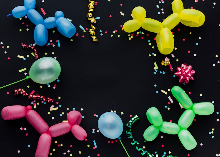 Photo Gratis bingkai tampilan atas dengan balon anak anjing dan confetti