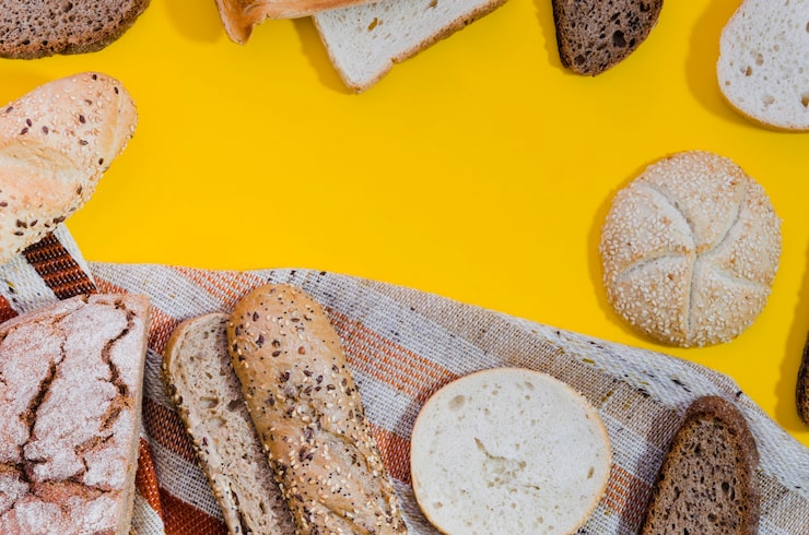 Foto gratuito bodegón de panadería con pan hecho a mano