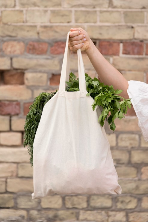 Foto gratuito bolsa ecológica con perejil y eneldo