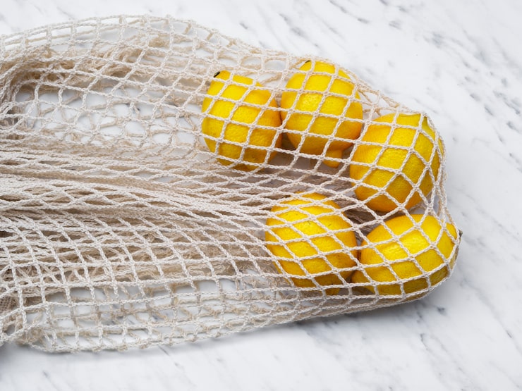 Foto gratuito bolso de algodón alto ángulo con limones