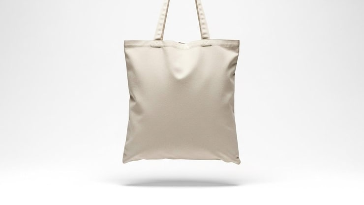 Foto gratuito bolso tote de lona liso colgado sobre fondo blanco
