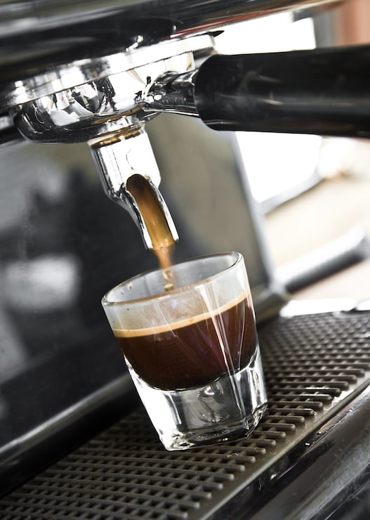 Foto gratuito café fabricante de calor taza de negro