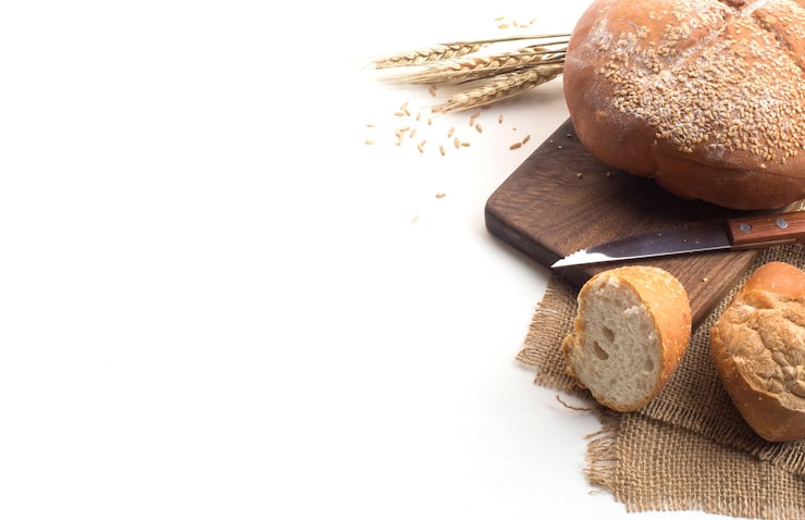 Foto gratuito café negro y pan de trigo entero para el desayuno sobre fondo blanco