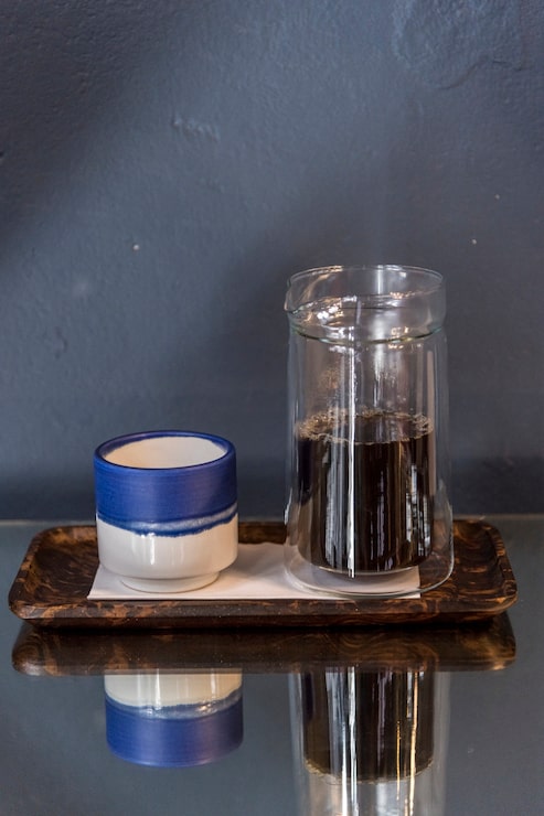 Foto gratuito café negro en una pequeña taza azul