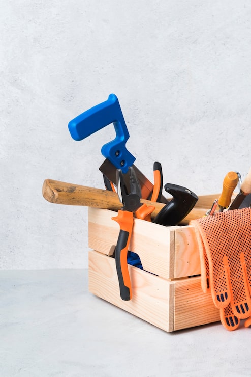 Foto gratuito caja de herramientas de madera de primer plano con diferentes herramientas